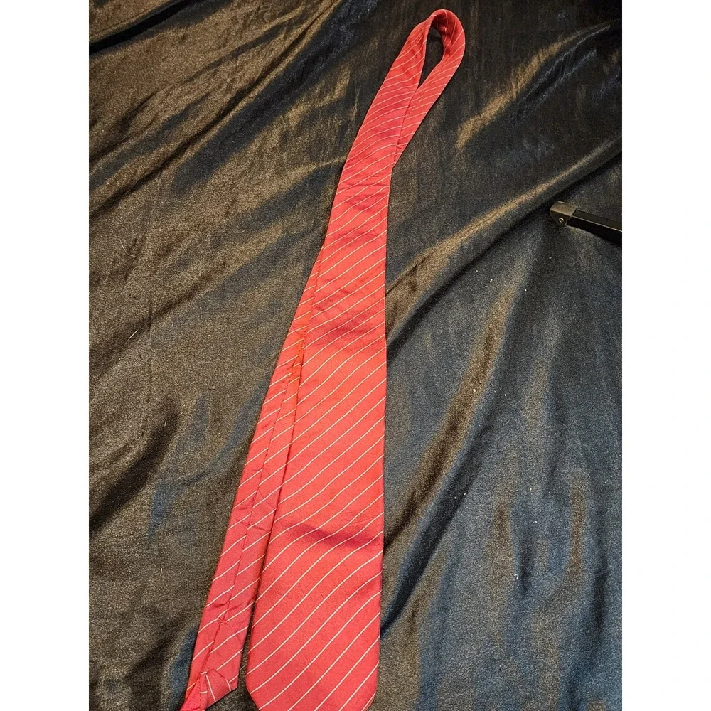 Enrico Guccini Mens Silk Necktie Red White Diagonal Pinstripe Hand Made in Italy